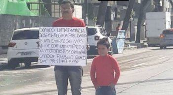 Homem está com uma criança na Avenida Boa Viagem