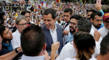 Guaidó discursou para dezenas de pessoas em uma praça da zona leste de Caracas e reiterou que mantém com governos aliados