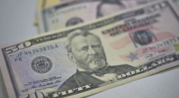 Na máxima do dia, por volta das 10h, o dólar chegou a ser vendido a R$ 4,02