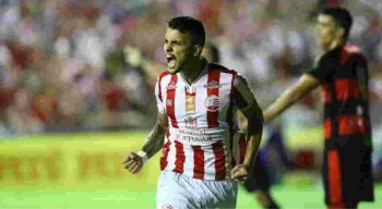 Odilávio comemora primeiro gol do alvirrubro no jogo