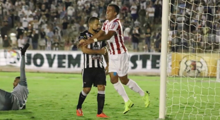 O atacante não era titular há quase quatro meses no alvirrubro.