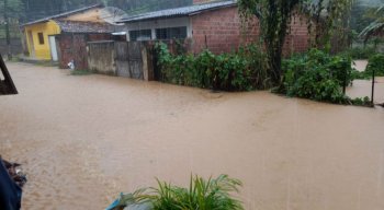 Chuvas alagaram ruas de Barreiros
