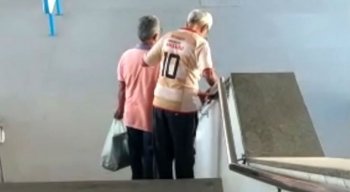 Usuários reclamam da escada rolante e do elevador que estão quebrados