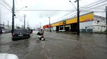 A Avenida Mascarenhas de Moraes, no bairro da Imbiribeira, mais uma vez foi uma das mais prejudicadas