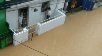Em Barreiros, bairros estão alagados e algumas escolas suspenderam as aulas.