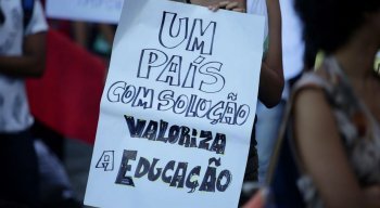 Grupos realizam novo protesto contra cortes na educação