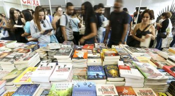 Houve crescimento do número de livros vendidos entre 2006 e 2014, mas após o início da recessão econômica, observa-se uma queda acentuada da venda e piora dos resultados.