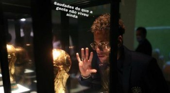 O motivo das brincadeiras são as cantadas enviadas pelo jogador à mulher, no período em que flertaram, como “Saudade do que a gente não viveu ainda”