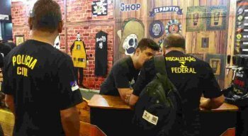 Ao todo, foram apreendidos 118 equipamentos de beleza, entre eles máquinas de cortar cabelo, chapinhas e produtos químicos.