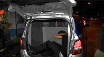 O homem é suspeito de invadir outras residências no bairro.