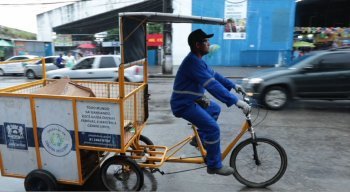 Janailton, integrante do projeto, pedalando sua bicicleta pelas ruas do bairro de Prazeres