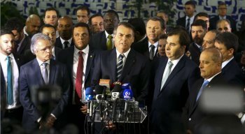 O presidente foi à Câmara dos Deputados entregar ao presidente da Casa, Rodrigo Maia, o projeto de lei que altera o Código de Trânsito Brasileiro