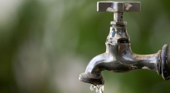 Regime é de cinco dias com água e 10 dias sem
