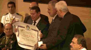 O vice-presidente da república recebeu a medalha e o título de Cidadão Recifense pelo presidente da Câmara Municipal, o vereador Eduardo Marques