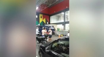 O disparo atravessou o colete e atingiu o telefone do vigilante