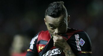 Guilherme marcou dois gols no triunfo do Sport por 3 a 1 sobre o Vitória-BA.