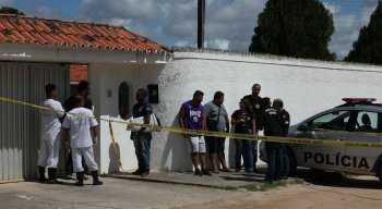Corpos foram encontrado na área de lazer de casa em Candeias