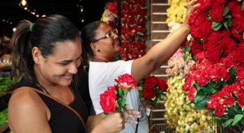 Cíntia escolhe flores para jantar romântico com o marido