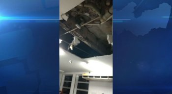 Buraco com vazamento de água suja no HGV