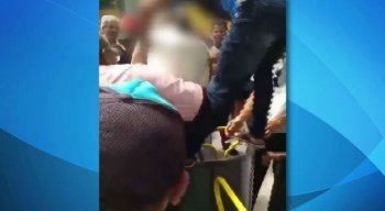 Idosa foi retirada por passageiros