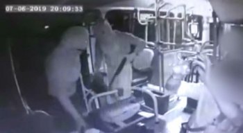 Um internauta mandou o vídeo para a produção do Bronca 24h dizendo que o assalto aconteceu no bairro de Santo Amaro, na área central do Recife