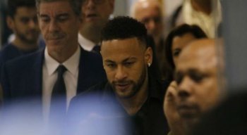 O jogador Neymar deixa a Delegacia de Repressão aos Crimes de Informática, no Rio de Janeiro, após depoimento