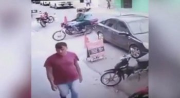 Nas imagens, criminosos derrubam uma mulher de uma moto e assaltam a vítima