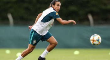 Marta participou de atividade de posse de bola e chutes a gol e de um coletivo