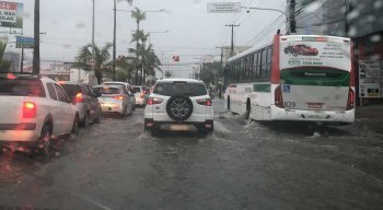 Trânsito na Avenida Antônio de Goes, Pina, Zona Sul do Recife