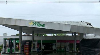 Chuva derrubou parte do teto de um posto