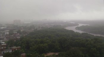 Toda a Região Metropolitana sofre com pontos de alagamentos nesta terça.