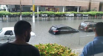 Recife registra vários pontos de alagamentos complicando o trânsito na cidade