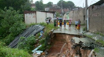 Chuvas derrubaram parte da pista
