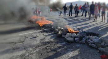 Um dos pontos de bloqueio é na BR-232, na cidade de São Caetano