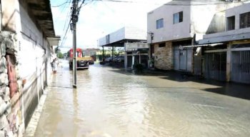 Moradores passaram a manhã fazendo limpeza e contabilizando prejuízos, porque a água invadiu muitas casas