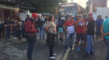 Passageiros estão indo aos terminais de ônibus mesmo com a previsão de paralisação