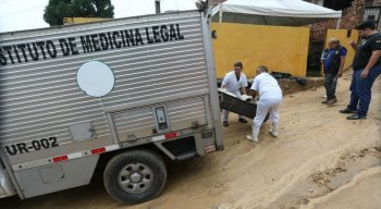 Corpos de vítimas de deslizamento de barreira em Camaragibe