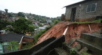Rua onde houve o soterramento em Camaragibe.