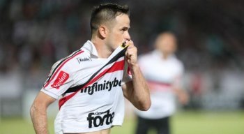 O Santa Cruz conseguiu o empate com gol de Pipico no último lance da partida.