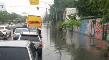 Chuvas provocam alagamentos na RMR nesta segunda-feira