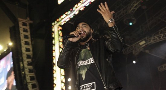 O cantor Raí animou a noite de sábado do São João de Caruaru