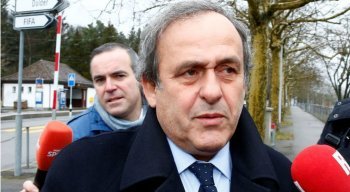 Platini, três vezes vencedor da Bola de Ouro de melhor jogador do mundo, deveria suceder Blatter como presidente da Fifa em 2016