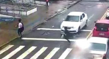 A estudante foi atropelada enquanto atravessava a via