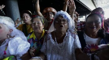 Eles capricharam no figurino para curtir a festa