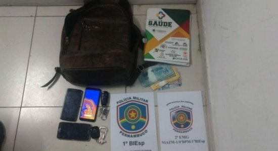 Alguns dos objetos apreendidos foram furtados do carro da vítima