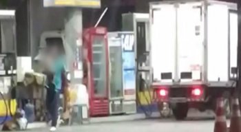 O assalto foi filmado por uma motorista que passava pelo posto