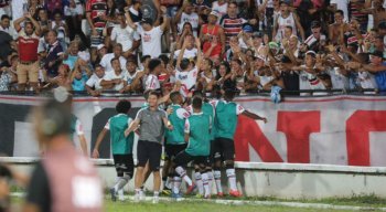 Time do Santa comemora gol da vitória