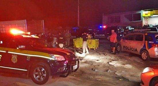 Nos caminhões foram encontrados tabletes de maconha em fundos falsos na carroceria