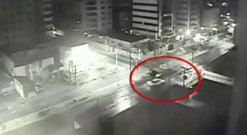 Nas imagens do alto de um prédio, é possível ver o veículo passando por um cruzamento em alta velocidade