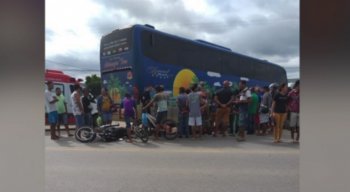 O motorista do veículo teria entrado em outra faixa para estacionar o ônibus, quando atingiu o casal